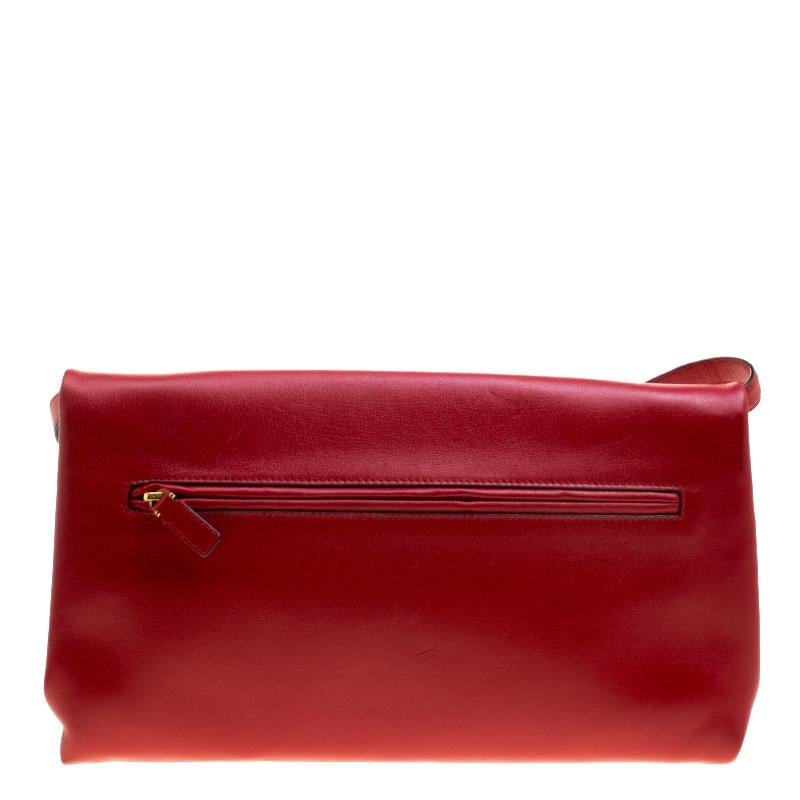 This Natalia shoulder bag from Tom Ford is here to end all your fashion woes, as it is striking in appeal and utterly high on style. It has been crafted from leather and designed with a flap that has a large turn lock carrying the signature TF. The