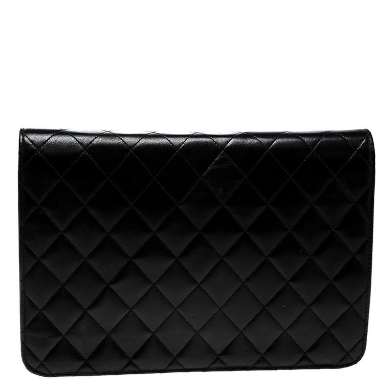 We are in absolute awe of this Vintage Classic Flap bag from Chanel as it is simply appealing. With a leather body that is detailed in their signature quilt, the black bag brings forth a fine unison of fashion, art, and beauty. It boasts the iconic