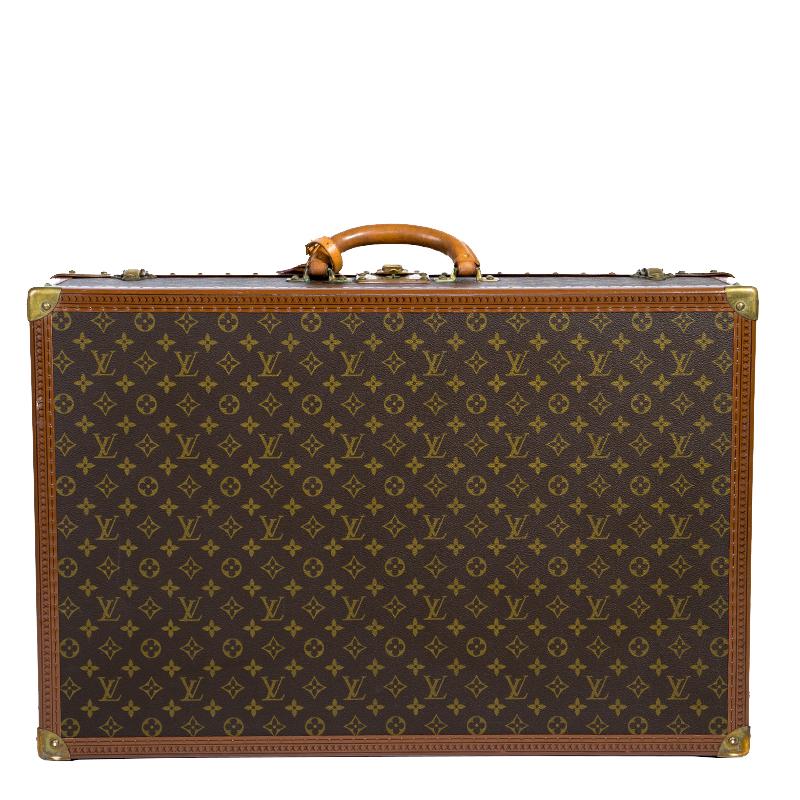 This sophisticated Monogram Bisten 70 suitcase by Louis Vuitton is ideal for dapper men who want to travel more luxuriously. Crafted from Louis Vuitton's iconic monogram LV canvas, this hard top suitcase is finished with gold-tone metal corners,