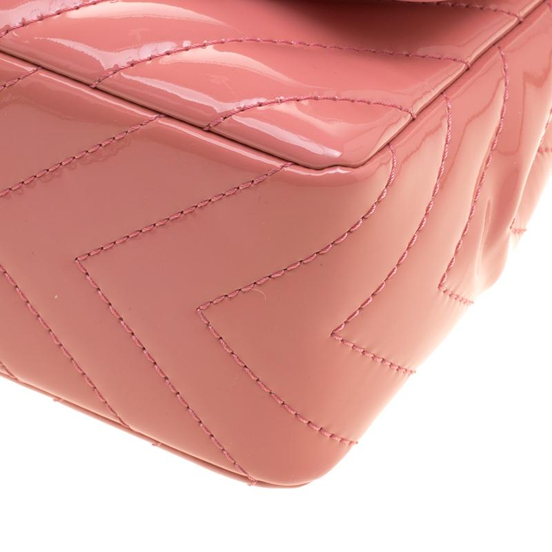 Chanel Peach Pink Quilted Patent Leather Chevron Jumbo Classic Flap Bag In Good Condition In Dubai, Al Qouz 2