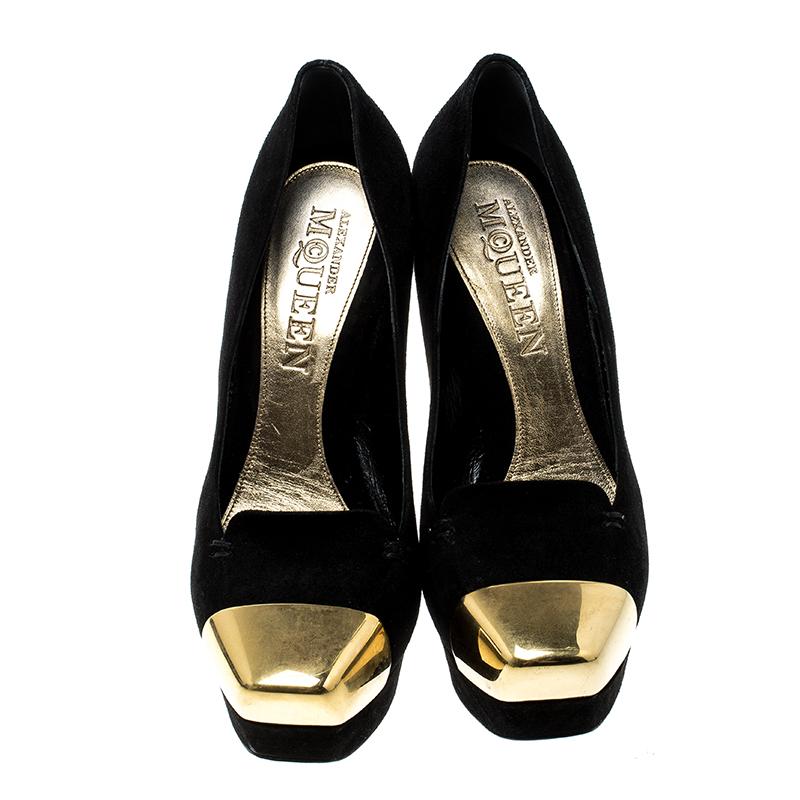 Dance away with ease in this chic black pair. Alexander McQueen pumps are dignity epitomised. Feel special by slipping into this luxurious pair. Designed with suede, metallic cap toes and balanced on plexi block heels, these pumps are a worthy