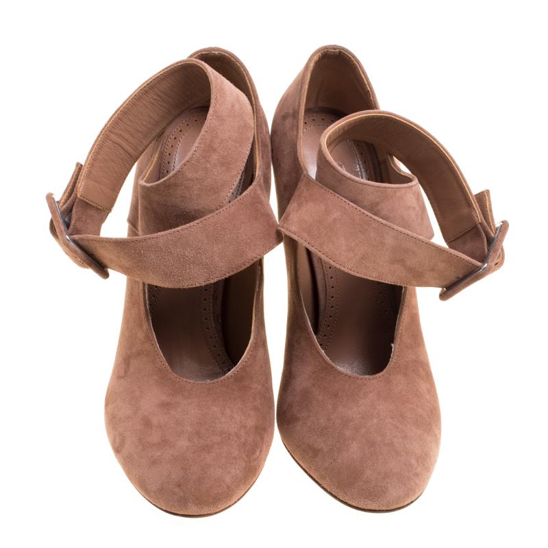 Team your chic outfits with this pair of dressy Alaia pumps. In a shade of brown, this pair features a gorgeous design of cross ankle straps and 11.5 cm heels. Be right on trend with these pumps made from suede.

Includes: Packaging