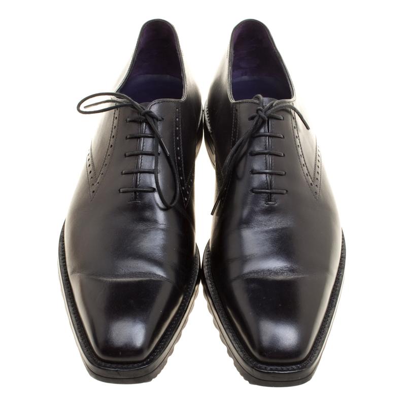 Take each step with style in these oxfords from Berluti. Crafted from leather, they carry a modern design of laces, a neat shade of black and every stitch on them gives praise to quality and durability. The insoles are leather-lined to provide