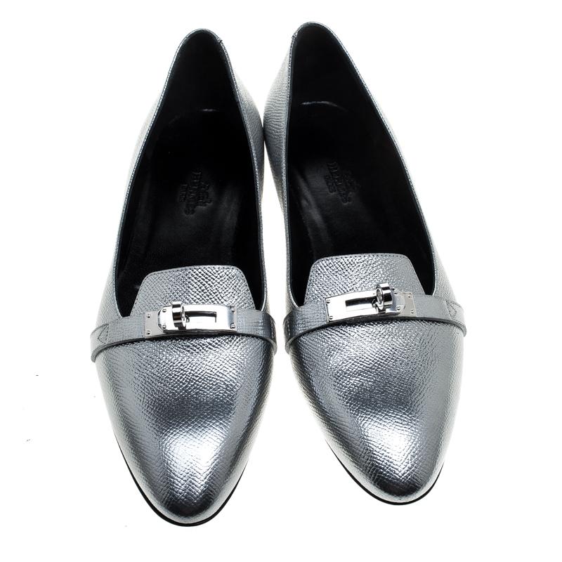 One would think that these ballet flats were created to be admired. Such style they carry! They are from Hermes, and they've been crafted from metallic silver leather and designed with mini Kelly buckle detailing on the uppers. The flats are