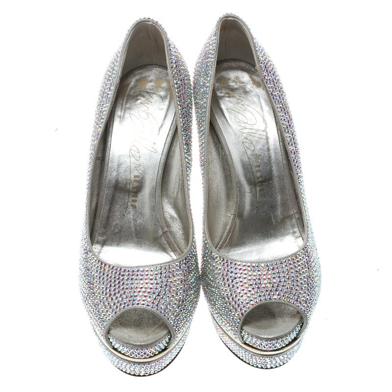 This pair of pumps by Le Silla will leave you looking like a diva. They are covered in crystals on the leather and assembled with peep toes and 14 cm heels supported by platforms. Add some style to your closet by slipping into this pair of silver
