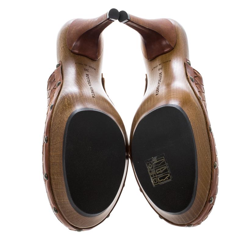 Bottega Veneta Brown Intrecciato Leather Wooden Platform Clogs Size 38 In New Condition In Dubai, Al Qouz 2