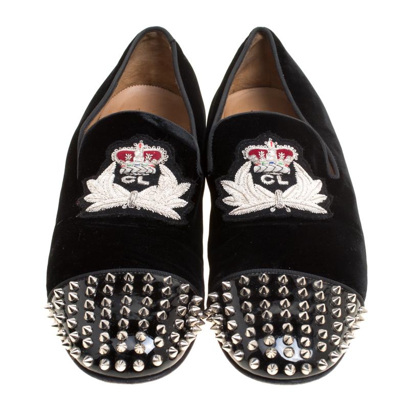 To perfectly complement your attires, Christian Louboutin brings you this pair of Smoking slippers that speak nothing but beauty. They've been crafted from velvet and detailed with embroidery and cap toes covered in spikes. The comfortable slippers