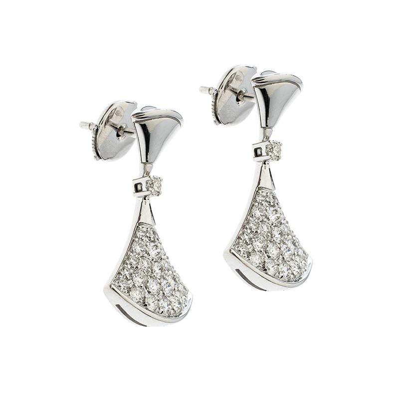 Coming from the Divas' Dream collection from Bvlgari, these earrings will look incredibly flattering in all your outfits. It features an 18k white gold body with a drop style and embedded with diamonds in it. Wear it with a chic, feminine blouse or