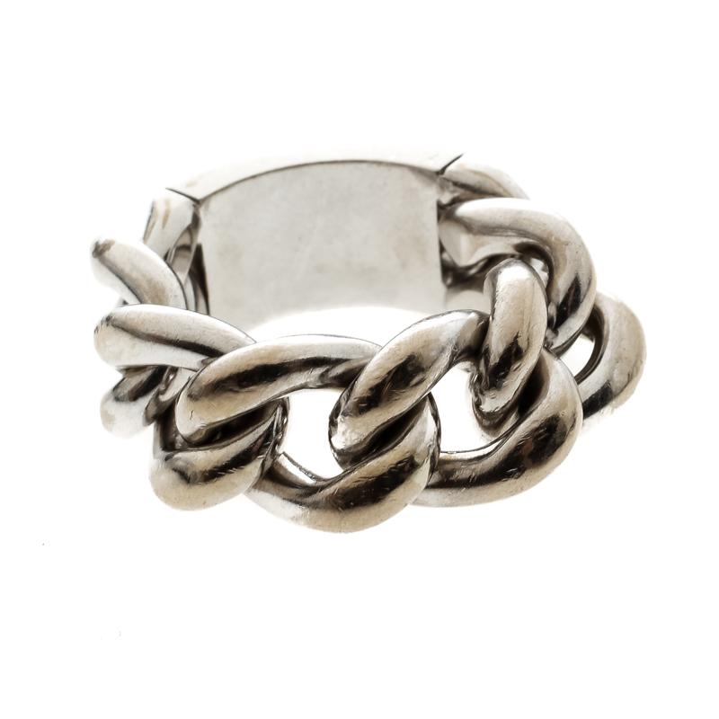 Bold and edgy, this Gourmette de Dior ring is a statement piece that is designed to complement a variety of your outfits. It is rendered in 18K white gold featuring a label engraved plaque retained by a chunky chain-link, that gives it a unique