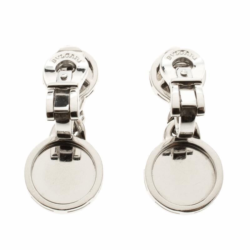 One from the ever so chic and sophisticated designs from the house of Bvlgari, these clip on drop earrings are perfect to pair with your work wear, smart and formal outfits to instantly add a signature look. Constructed in 18K white gold metal, this