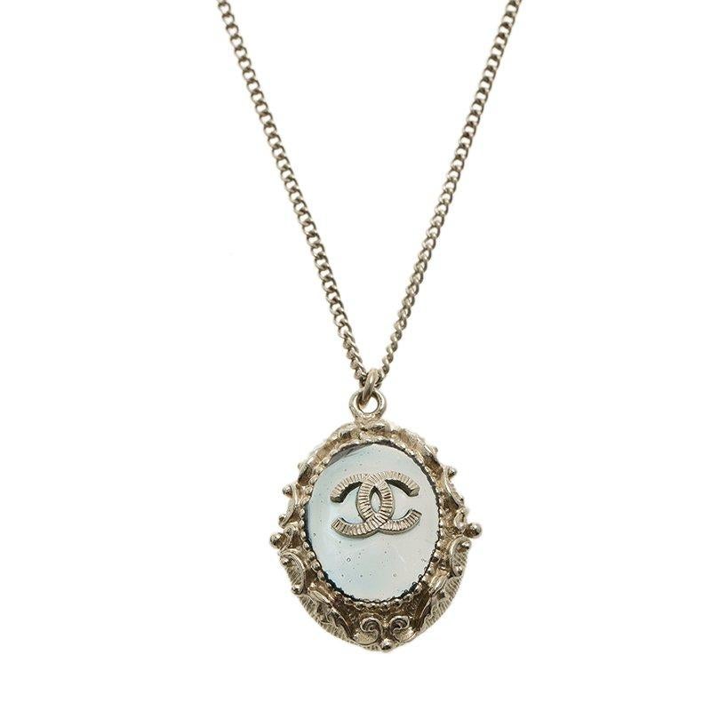 The oval pendant of this gorgeous gold-tone Chanel necklace gives the piece a vintage feel. It is styled with the signature interlocking CC at the center and finished with a lobster clasp closure. Absolutely pretty!

Includes: The Luxury Closet