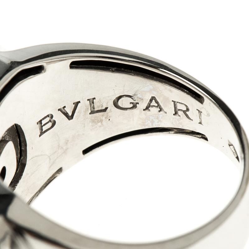 Sporting an engraved design, this ring from the house of Bvlgari is designed to exude an aura of graceful style. Featuring a chic white gold construction, this ring can be accessorized with your attire for a lush look of panache.



Includes: