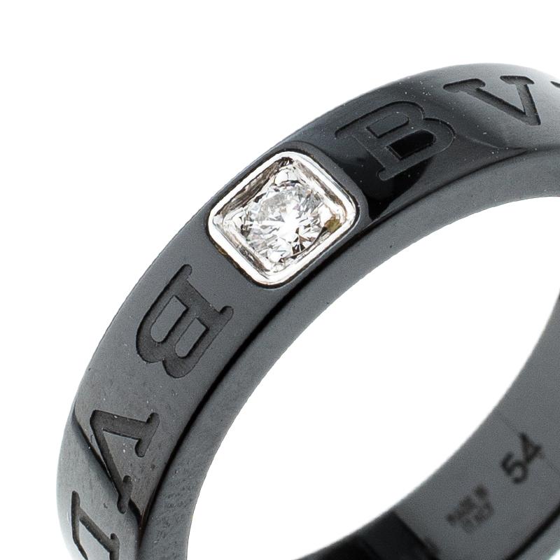 Gift your loved ones this unique diamond band ring from Bvlgari. This ring is designed perfectly in circular ceramic finish topped with a huge diamond at the center to make it look very attractive. Make a difference in her life by making her wear