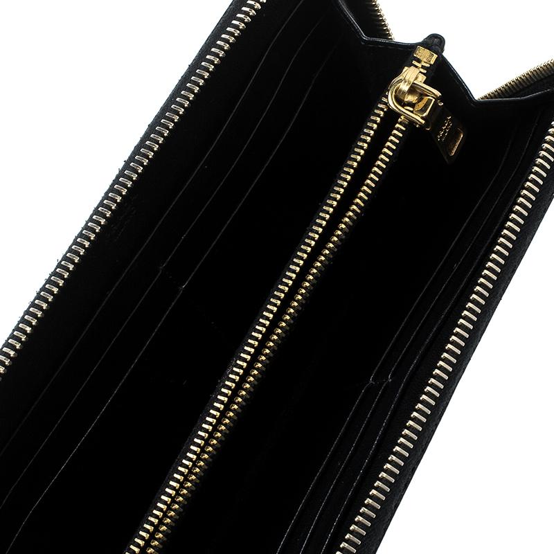 Prada Black Saffiano Vernic Leather Zip Around Wallet In Good Condition In Dubai, Al Qouz 2