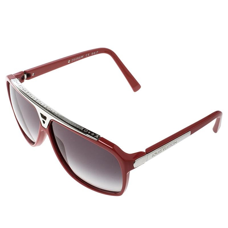 Coming from the house of Louis Vuitton, this Evidence sunglasses will be your best friend for the approaching summers. It features a red acetate frame, black gradient lenses and silver-tone metallic accents. Style yours with a bold burgundy pantsuit