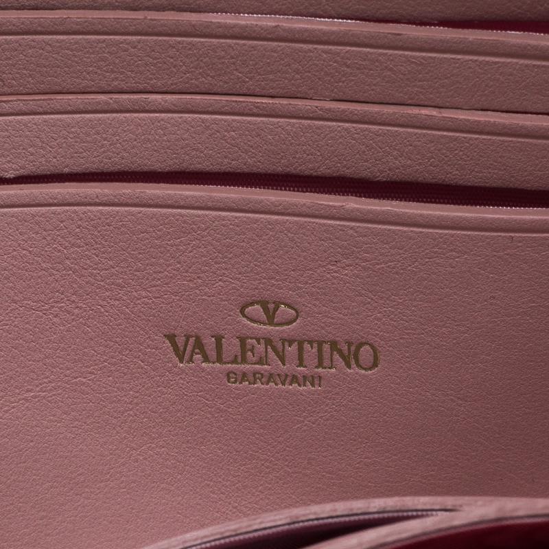 Valentino Pink Leather Rockstud Compact Wallet In Excellent Condition In Dubai, Al Qouz 2