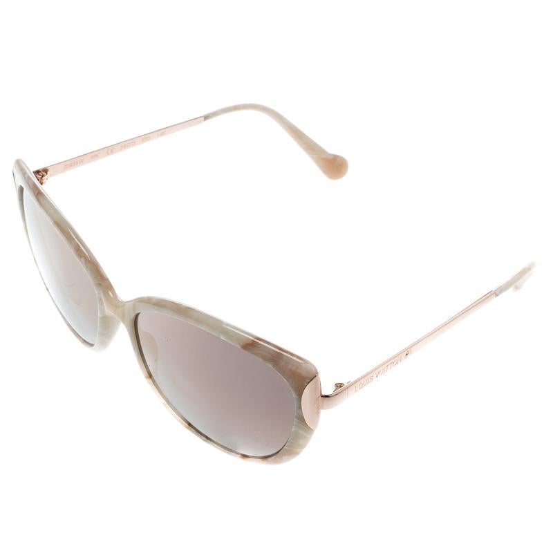 A style that truly appeases your feminity, these sunglasses from Louis Vuitton are rendered in acetate and features a marble finish all through the cat eye silhouette. The gold-tone temples, engraved with the brand's name, are designed to sit