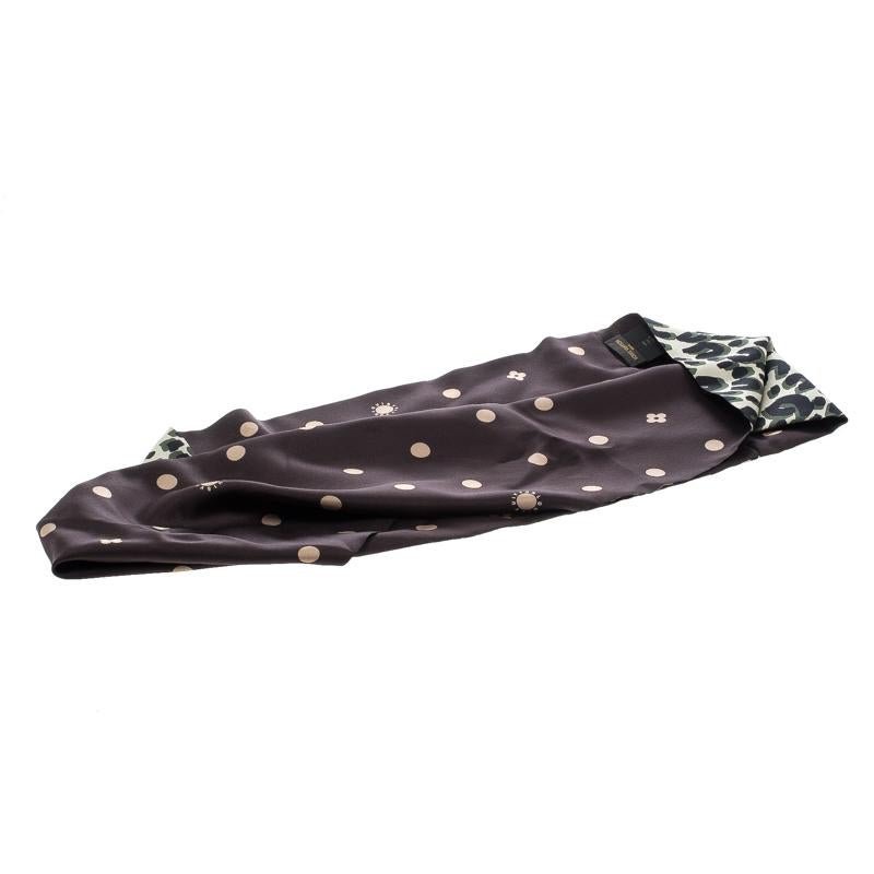 Channel a sophisticated style with the choker scarf from Louis Vuitton. Woven with silk, this piece flaunts dual prints in an interesting fashion. The elegant creation comes with neatly rolled edges which add to the subtlety of the piece. Use it as