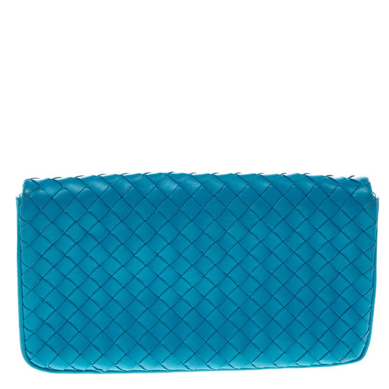 Infusing signature touch to the classic style, this continental wallet from Bottega Veneta has a functional structure brimming with durability. It is crafted with sky blue leather carrying the signature Intrecciato pattern all over and comes with a