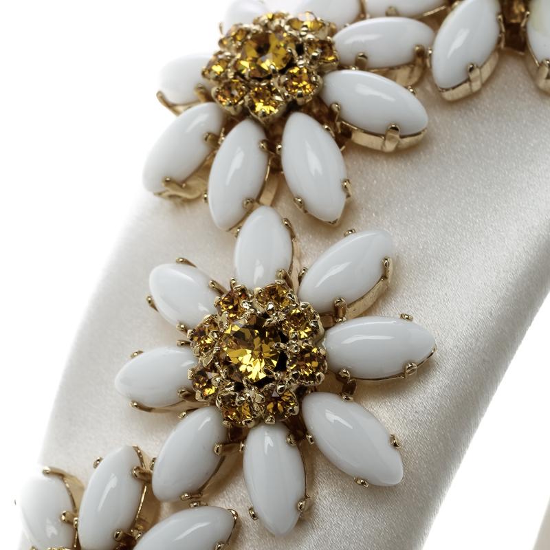 Dolce and Gabbana Daisy Flower Embellished White Satin Headband In Excellent Condition In Dubai, Al Qouz 2