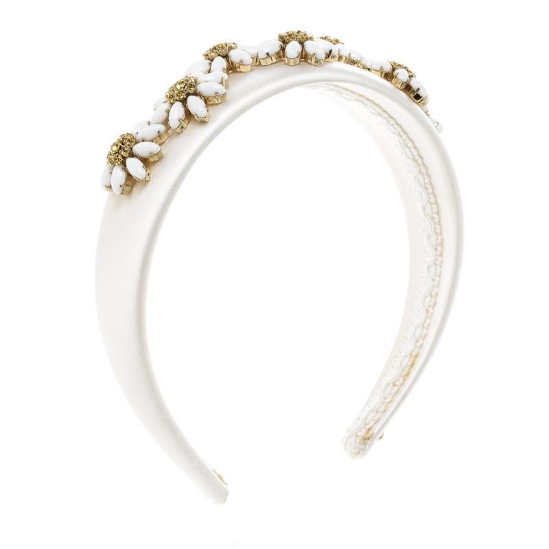 This white headband by Dolce&Gabbana perfectly embodies feminine style and beauty. The piece is covered in white satin and embellished with blooming daisies. The headband is complete with the brand's logo on the tip.

Includes: Original