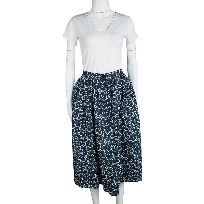 How lovely and enchanting does this skirt from Miu Miu look! The midi skirt is made from silk and features floral prints all over as well as a gathered waist. Assemble this creation with a satin top and block heels for a winning look.



Includes: