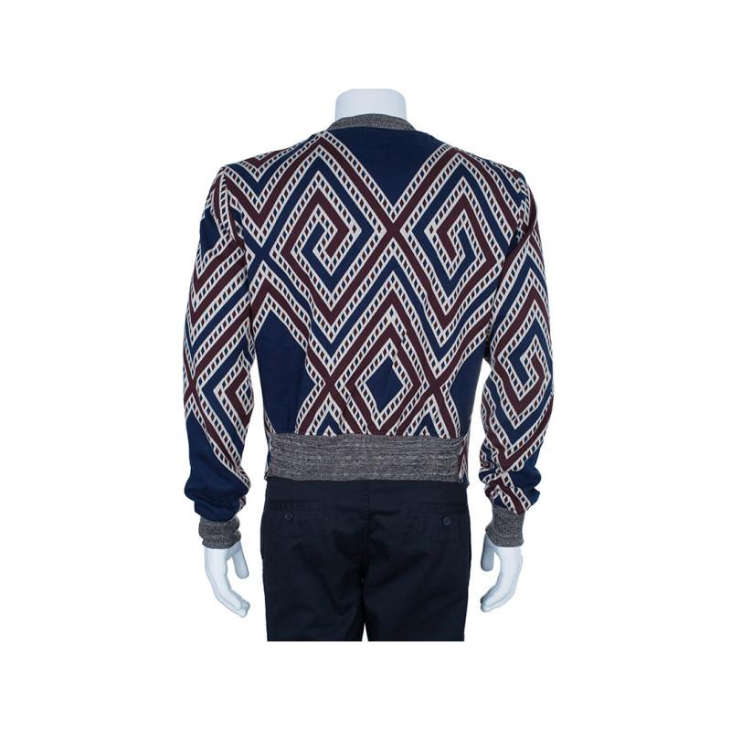 This Vivienne Westwood bomber jacket will give you an architectural yet stylish aesthetic. Designed with printed geometric design combining blue, red and white colors, it makes a statement. The jacket features grey Chinese collar and cuffs along