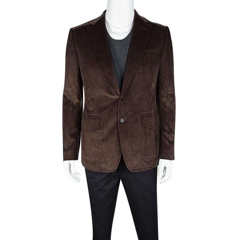 A perfect piece of clothing to make you party ready, this Gucci blazer is both stylish yet relaxed for a fun night out. Constructed in brown corduroy fabric, this piece is cut in a regular fit with a lapel collar and double button closure in the