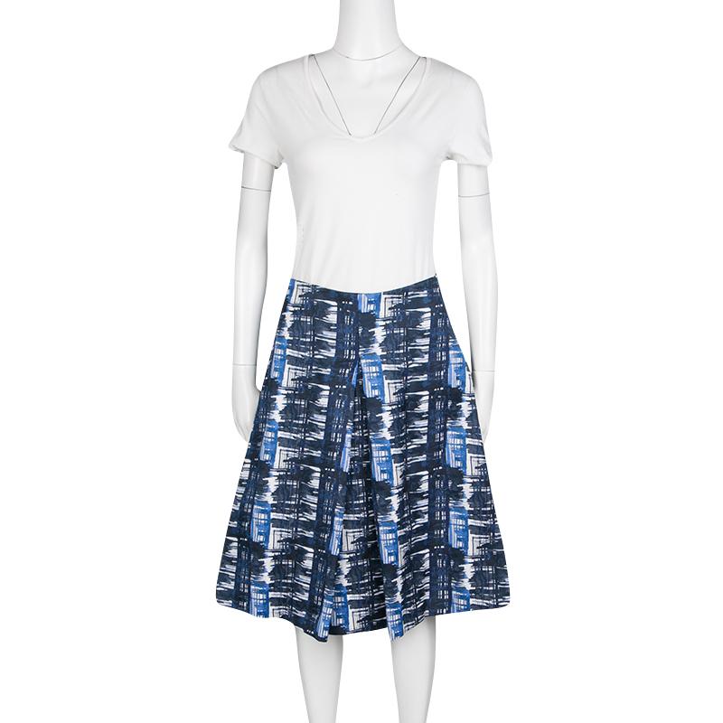 A part of the brand's Resort 2016 collection, this skirt is perfect to flaunt your refined style statement. Adorned with a brushstroke kind-of print in shades of blue and white, this skirt features an inverted pleat detail on the front and a flared,