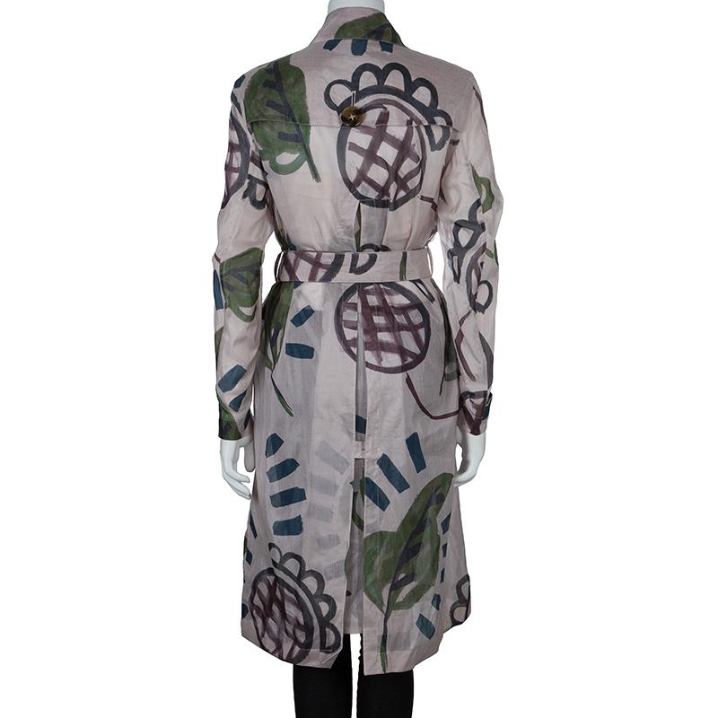 Treasure this classic and marvelous Printed Organza Double Breasted trench coat coming from Burberry to counter a sumptuous look. Crafted with cotton and silk blend, it features adorable print to count on. This coat is accentuated with classic