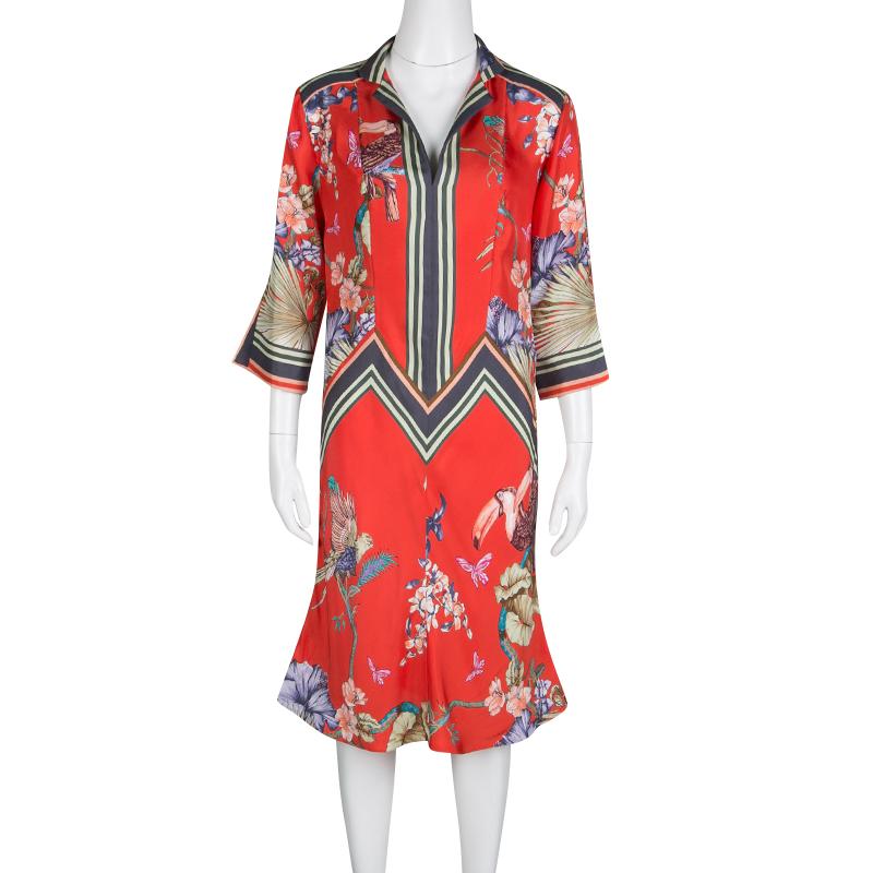 This multicolored printed tunic dress from the house of Etro is a gorgeous piece for your upcoming events. It is designed with three-fourth sleeves, a stylishly collared neck, and a sweet convenient length. Crafted with silk, the outfit will lend