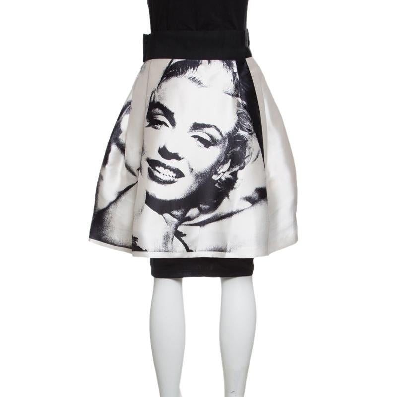 It's impressive how such a simple style looks so exquisite, this Dolce and Gabbana's skirt is has been styled beautifully with a monochrome Marilyn Monroe face print. This lovely skirt, cut from luscious silk, features a pleated design and a thick