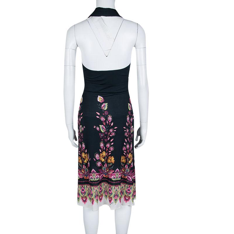 A charming and urbane piece like this trendy, black Roberto Cavalli dress deserves a special place in your closet. A 100% viscose dress, it features a flattering design of a halter neckline and floral prints, making it a one-of-a-kind addition to