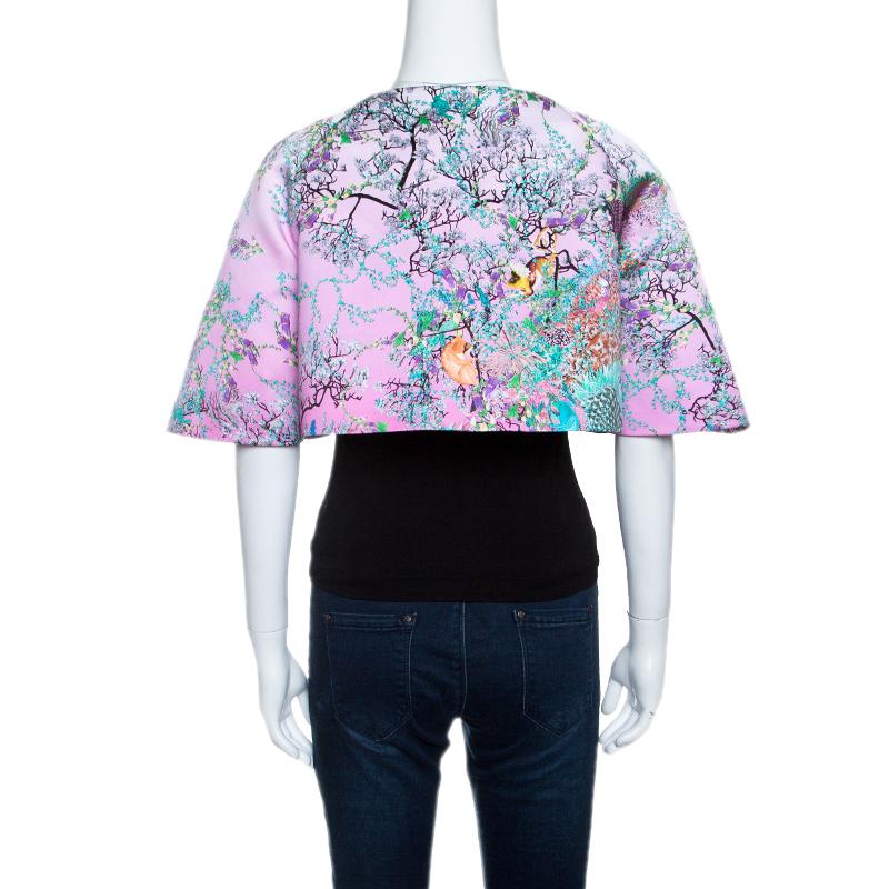 Mary Katrantzou brings you another stunning piece that you'll love to flaunt. The Pavona Berry prints all over, the half sleeves and the cropped detail of the jacket are sure to delight. It is complete with a button closure at the