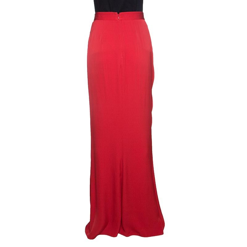 This Cady maxi skirt from the house of Alexander McQueen is intricately crafted to give a flattering silhouette and features a pleated pattern at the front. Its impressive length and bright red hue exude an elegant, feminine feel. Style yours with