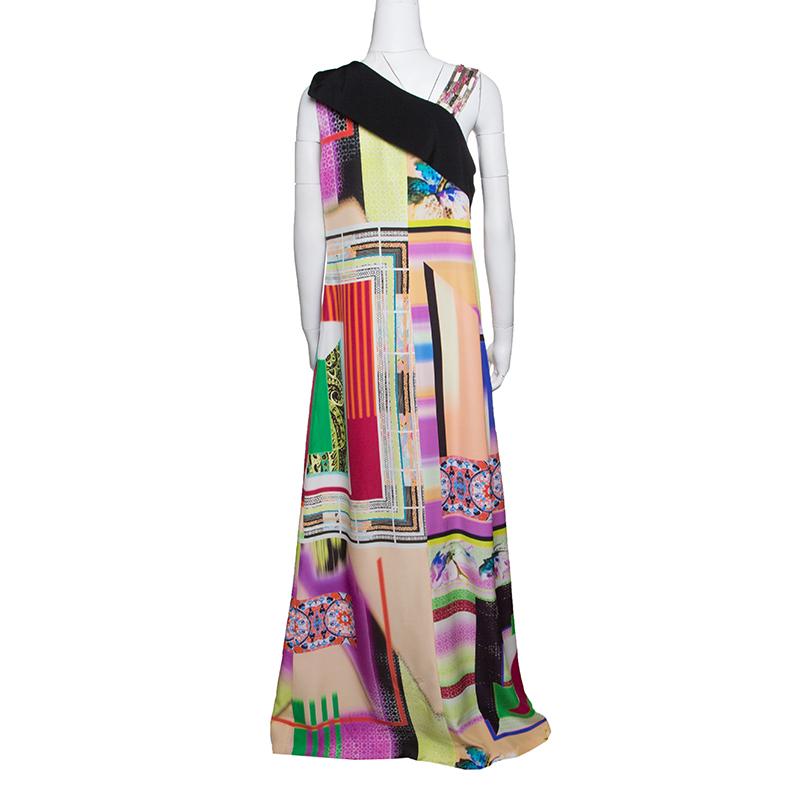 You're ready to cast a spell with this amazing maxi dress from Etro. This sleeveless dress is made of 100% silk and features a lovely multicolour abstract print pattern all over it. The Italian creation flaunts an embellished strap detailing and can