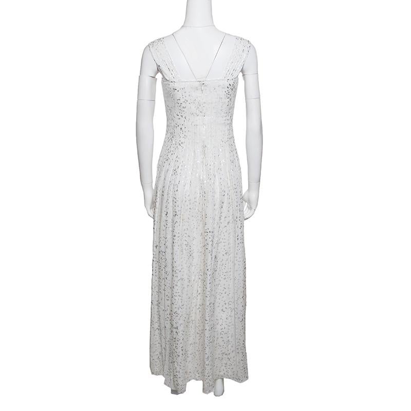 Diane Von Furstenberg is ready to cast a spell on you with this spectacular Fluter Foil Lillie maxi dress. The off white dress is made of 100% silk and features a flowing silhouette. It flaunts a square neckline, wide shoulder straps and a deep