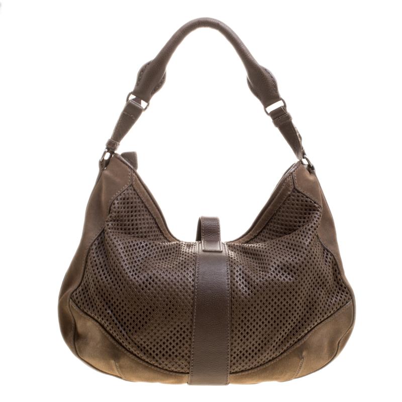 This gorgeous khaki hobo is by Burberry. It has been crafted from a mix of perforated leather and suede. The bag is equipped with a single handle and a spacious canvas interior that is capable of holding all your items. This hobo is ideal for