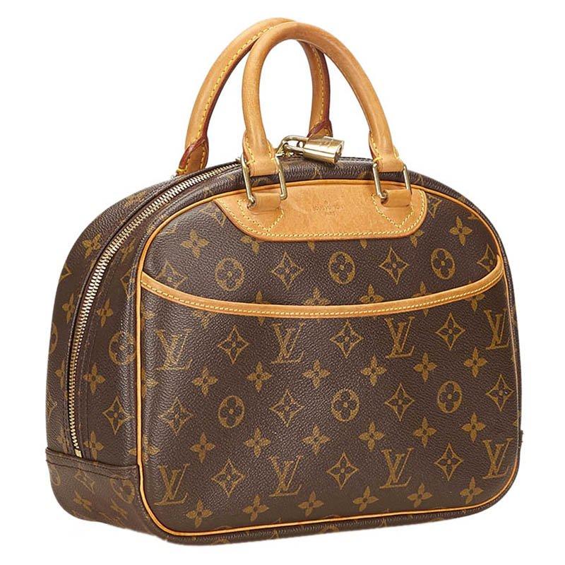 With its elegant monogram LV canvas and spacious size, the Louis Vuitton Trouville is a perfect grab-and-go bag for the day. This simple satchel is made from neutral brown monogram canvas with smooth leather trim, gold tone hardware and short top