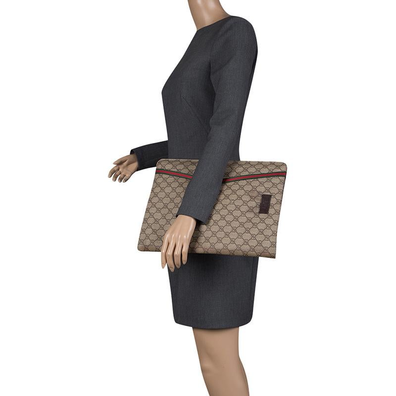 Carry all your official documents in great style with this Gucci Document Case. Designed in a beige 'GG' Supreme canvas body, this bag comes with a main compartment secured with a snap button closure and features an exterior zip pocket to store the