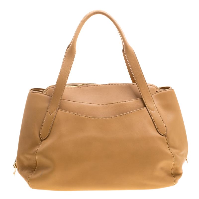 Lison, the new line by Lancel, complements all of the styles, workwear, fashion and casual. With its carefully considered and practical construction and its discreet, refined details, Lancel has reinterpreted the classic tote bag into something that