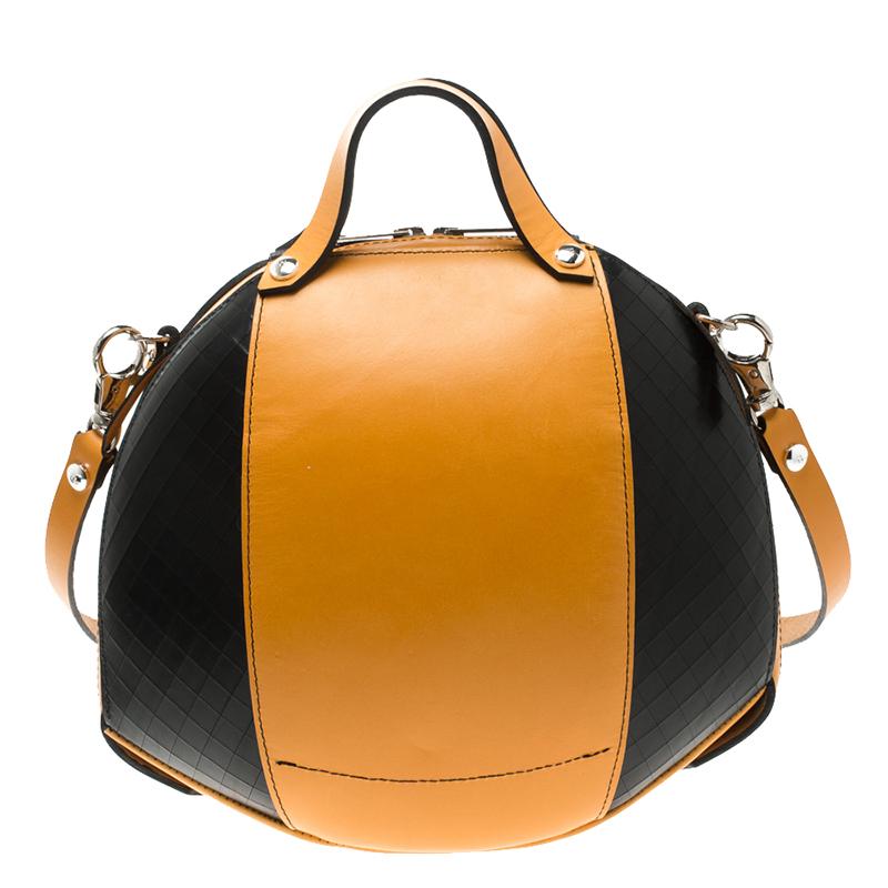 This bowling bag inspired by a bee face is made out of Natural vegetable tanned Calfskin. This unique bag comes with a removable shoulder strap and two inside pockets. The sides multi eyes effect is a unique design from the brand. A definite ice