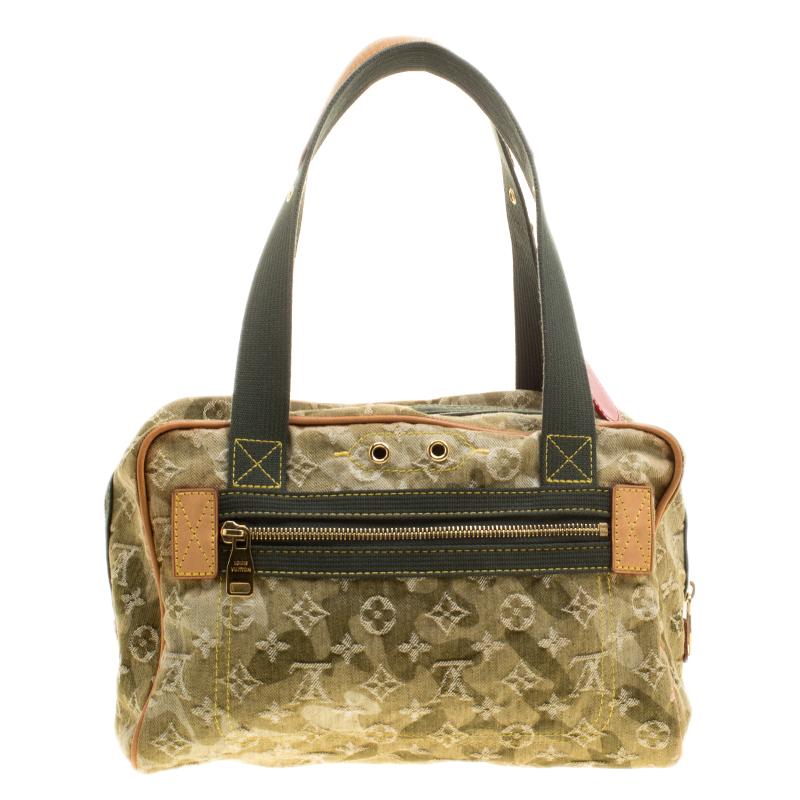 Crafted in a green monogram denim and accented with gold-tone hardware along with a brand tag, this bag is a must have for every modern woman. This Louis Vuitton creation sets the standards of style with its camouflage print on the exterior. It