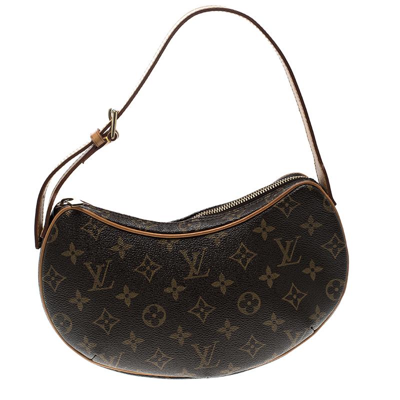 Der Innenraum aus Alcantara bietet ausreichend Platz und die Tasche ist leicht zu handhaben. Dieses Croissant PM ist aus Canvas und Leder mit Monogrammen gefertigt und ist eine elegante Kreation. Erhältlich in Braun, ist er perfekt für formelle und