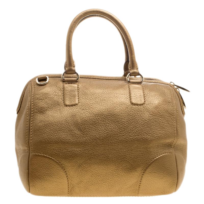 This classic Carolina Herrera bag is crafted from soft leather embossed with the CH monogram at the front. It is accented with rolled leather handles, a top zip closure and gold-tone hardware. The spacious interior is lined with fabric and features