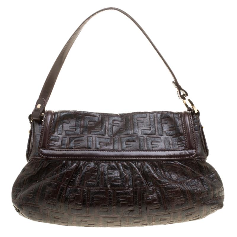 This brown bag is sure to be the showstopper. Fendi is known for its exquisiteness and this piece is no different. A symbol of luxury, it has a rich fabric interior that is smooth to the touch. This immaculately designed leather handbag will