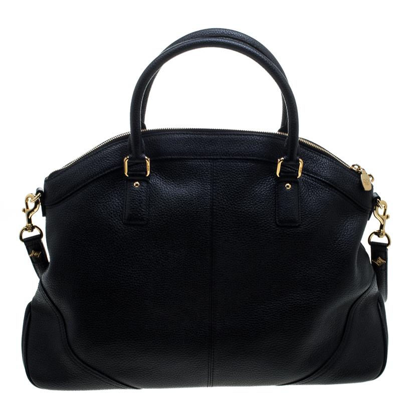 This gorgeous bag comes with a fabric lining. High on comfort, this leather piece is from the luxury house of MCM. Fall in love instantly with this stunning creation in black. This one is perfect with all kinds of outfits and occasions!

Includes:
