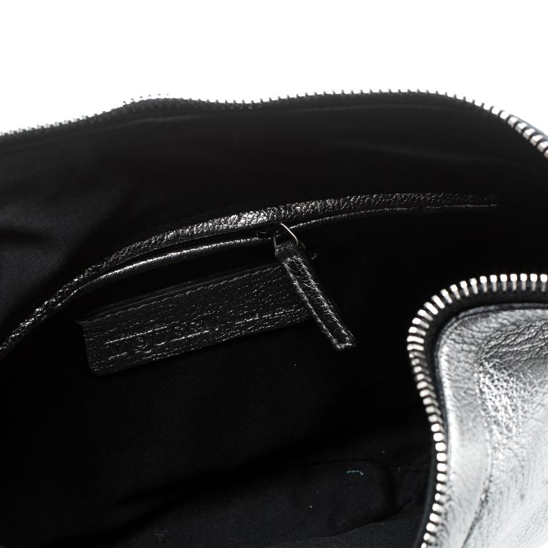 Alexander McQueen Metallic Silver Leather Small De Manta Clutch In Good Condition In Dubai, Al Qouz 2