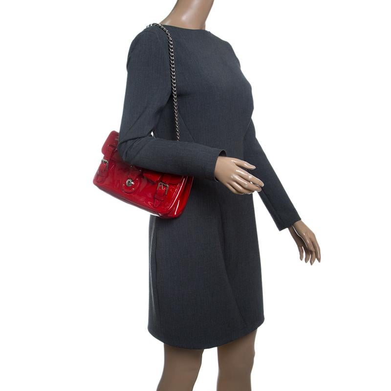In this Ricky shoulder bag, Ralph Lauren merges elegance and style. It has been crafted from patent leather and designed with a shoulder chain and a flap that leads to a fabric interior. This sensational piece in red is splendid with all kinds of