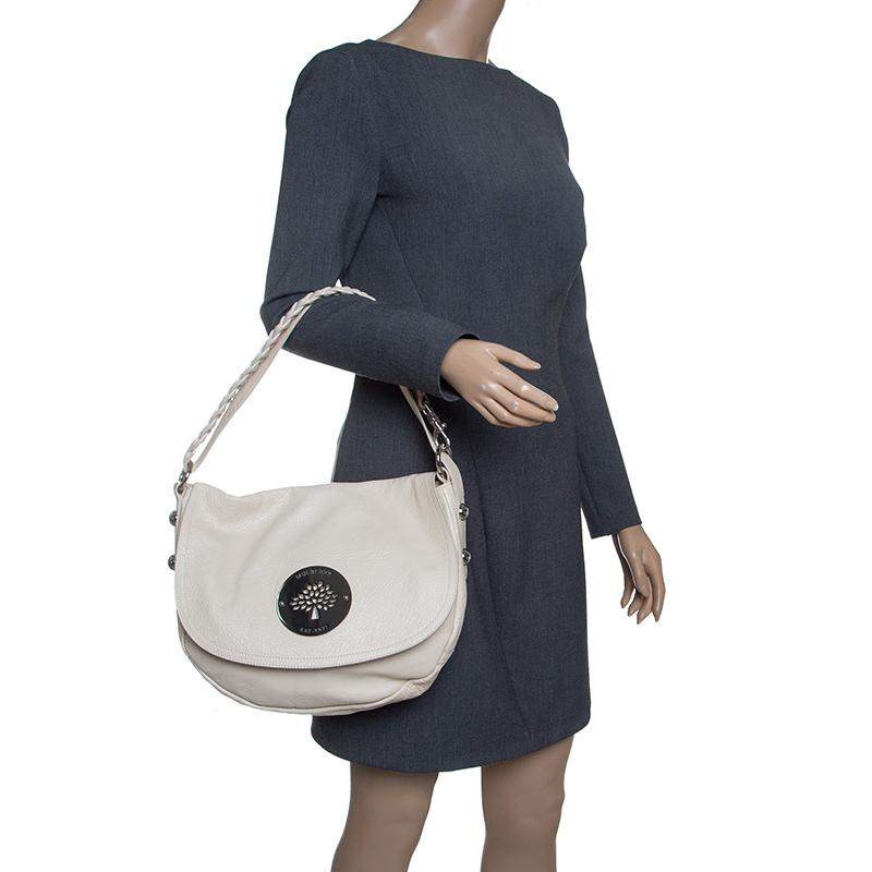 This Daria hobo from Mulberry is designed in a such an adorable style you will fall for it at the very first instant. It is made from cream-coloured leather, and it comes with a flap that flaunts the brand plaque and opens to a well-sized fabric